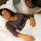 Mujer durmiendo con el polígrafo ApneaLink Air y cánula nasal