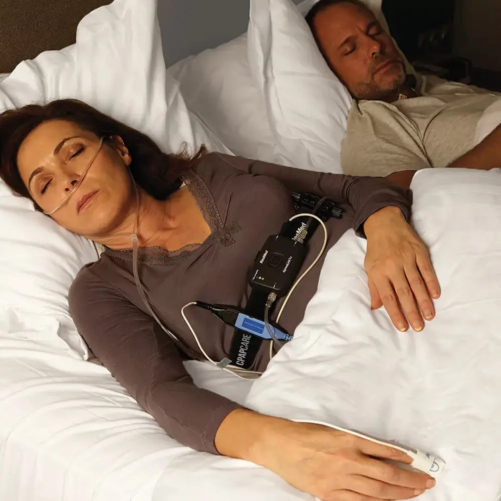 Mujer durmiendo con el polígrafo ApneaLink Air y cánula nasal